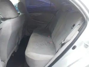 Toyota Corolla LE 4dr Sedan (1.8L 4cyl 4A) 2013 Silver