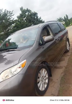 Toyota Sienna 2014 Brown