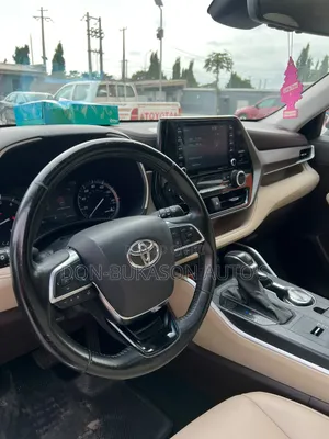 Toyota Highlander XLE 2021 Red