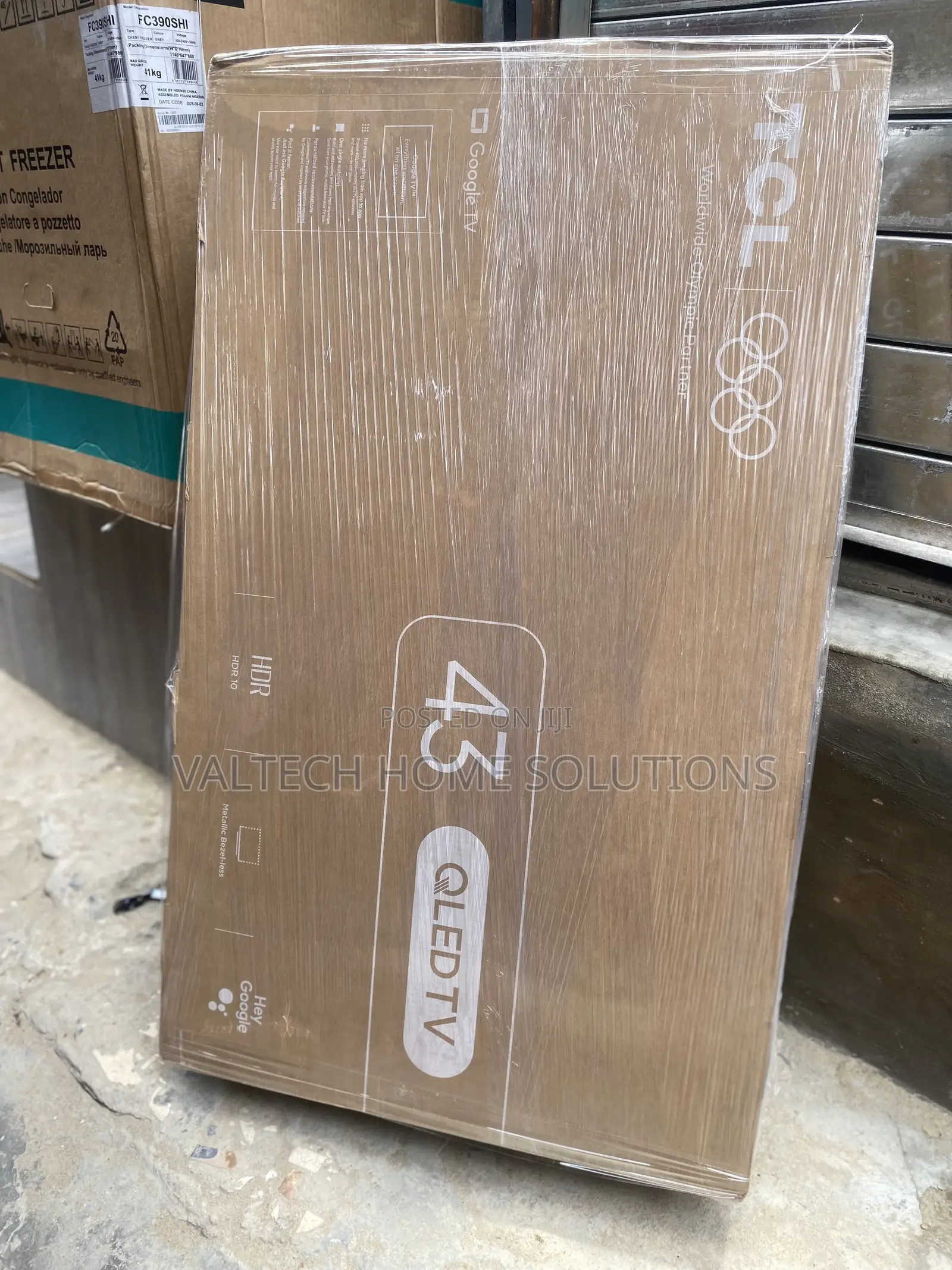 43” QLED Smart TV – Modern Design