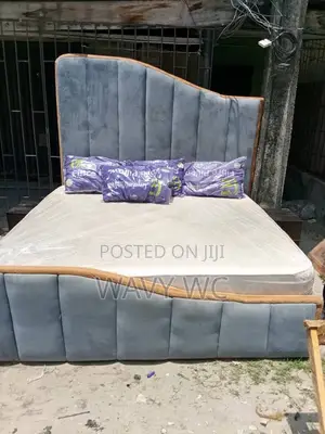 Sharp 6x6 Queen Size Bed Frame, Drawers and Bed and 4 Pillows