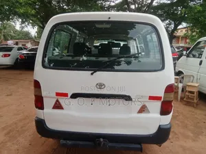 Toyota Grand HiAce 2002 White