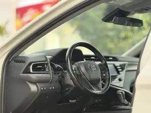 Toyota Camry SE (2.5L 4cyl 8A) 2019 White