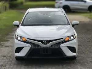 Toyota Camry SE (2.5L 4cyl 8A) 2019 White