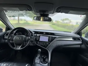 Toyota Camry SE (2.5L 4cyl 8A) 2019 White