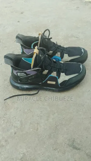 High Quality Sports Shoe