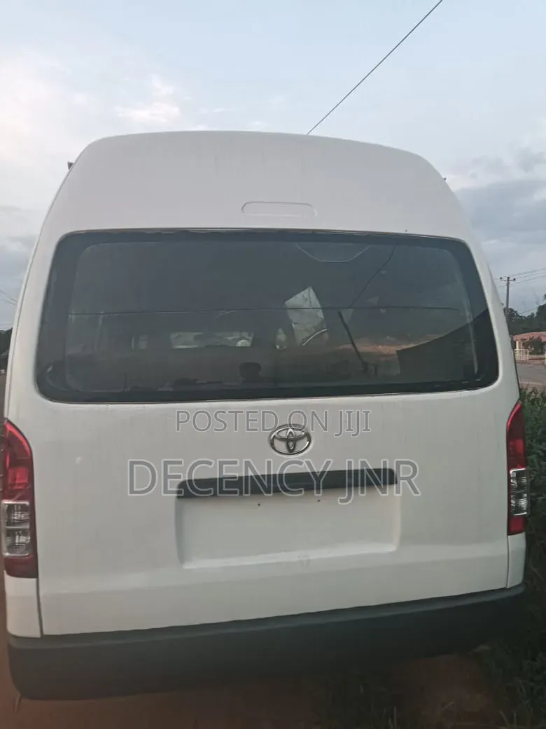 Toyota HiAce 2015 White