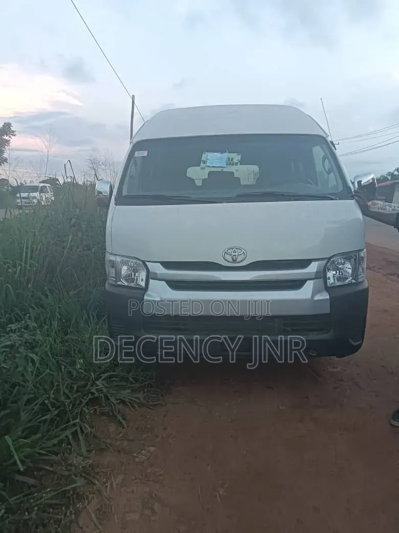 Toyota HiAce 2015 White