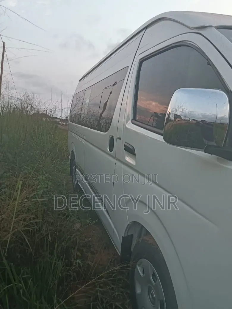 Toyota HiAce 2015 White