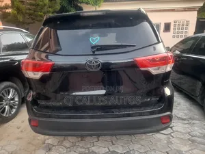Toyota Highlander SE 4x2 V6 (3.5L 6cyl 8A) 2017 Black