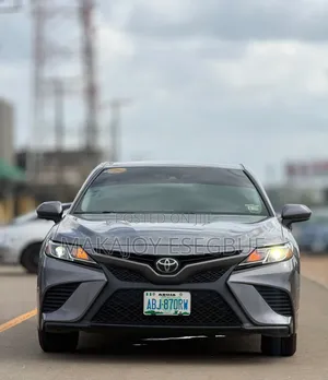 Toyota Camry SE FWD (2.5L 4cyl 8AM) 2018 Gray