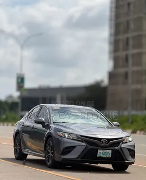 Toyota Camry SE FWD (2.5L 4cyl 8AM) 2018 Gray