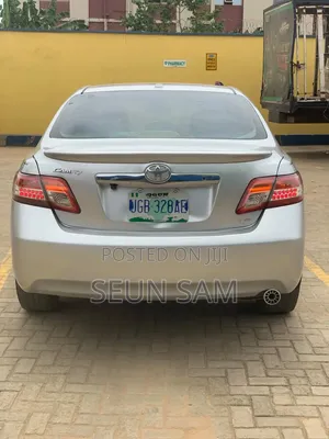 Toyota Camry LE 4dr Sedan (2.5L 4cyl 6AM) 2010 Silver