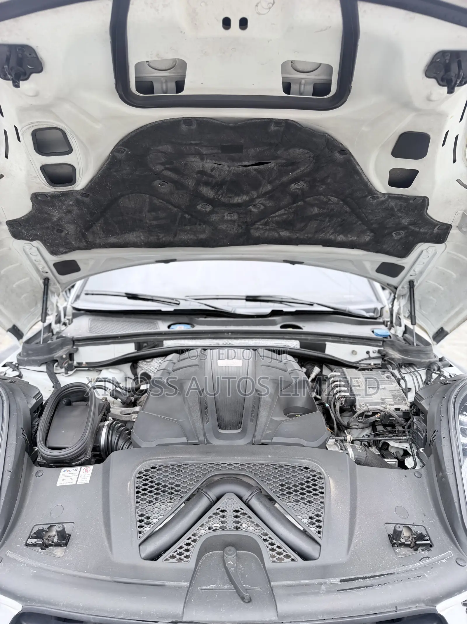 Porsche Macan Turbo 2021 White