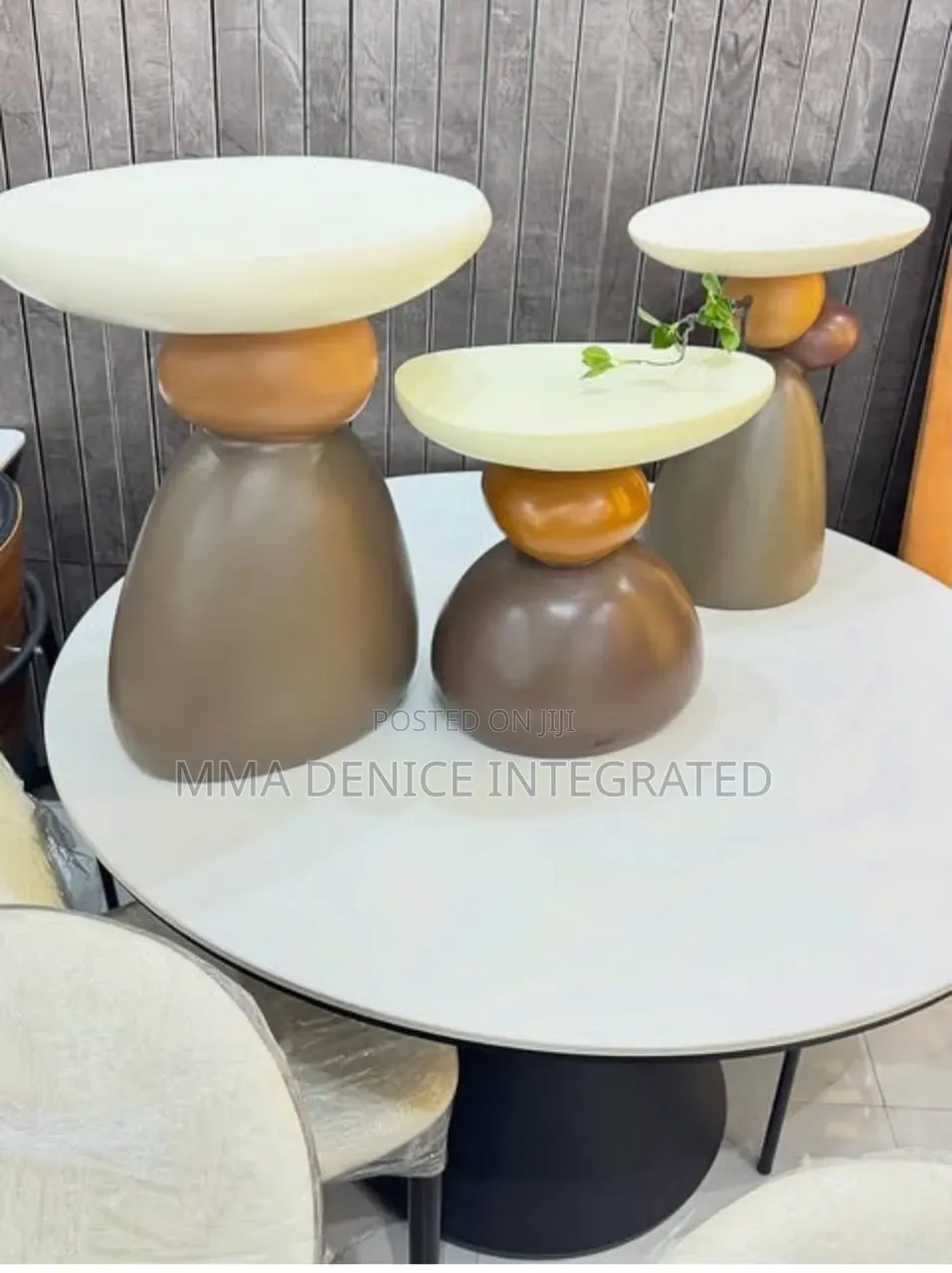 Modern Round Coffee Table – Stylish Centre Table With Sculptural Base