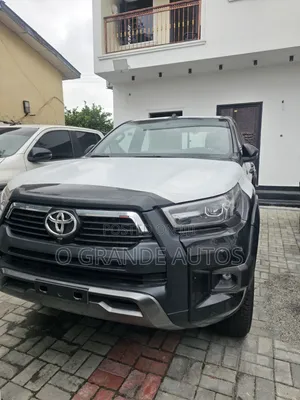 New Toyota Hilux 2025 Black