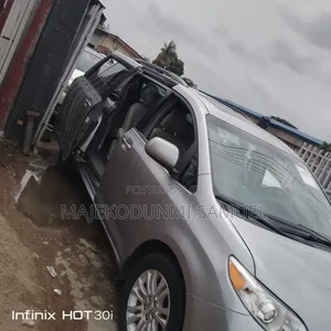 Toyota Sienna XLE 8 Passenger (3.5L 6cyl 8A) 2017 Silver