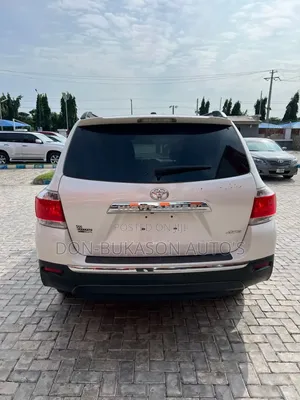 Toyota Highlander SE 2012 White