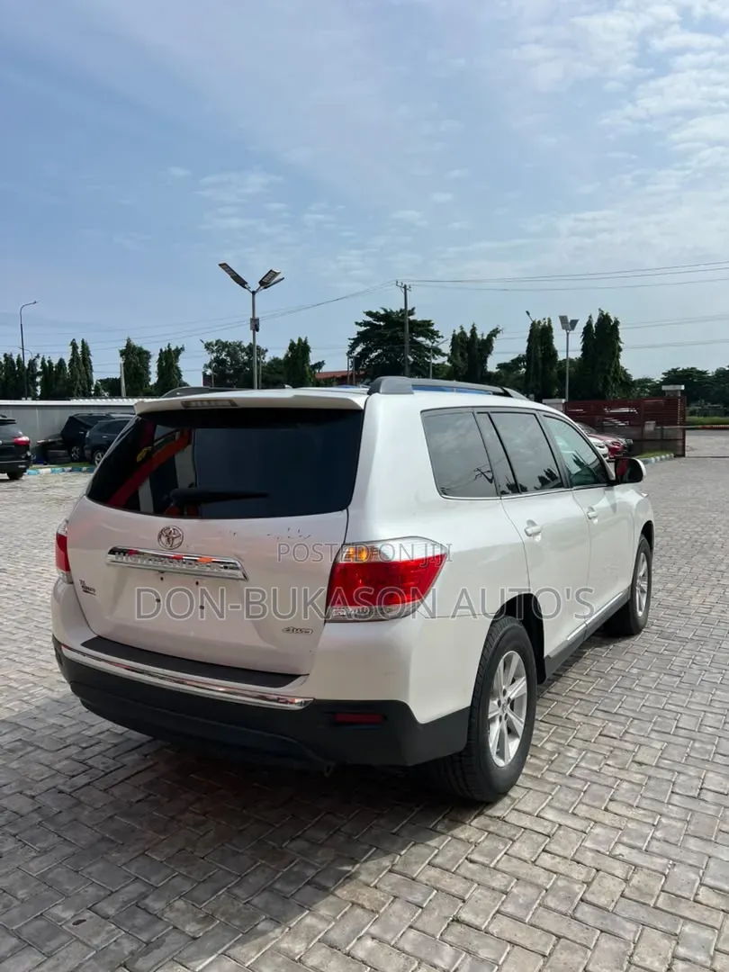 Toyota Highlander SE 2012 White