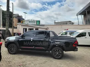 New Toyota Hilux 2024 Black