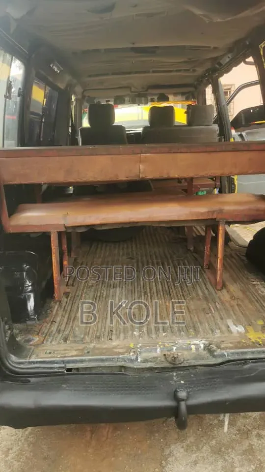 Volkswagen Transporter 2009 Yellow