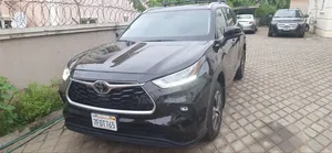 Toyota Highlander XLE 2022 Maroon