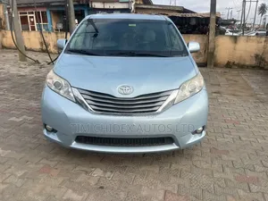 Toyota Sienna XLE 7-Passenger 4dr Minivan AWD (3.5L 6cyl 6A) 2015 Blue