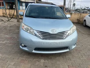 Toyota Sienna XLE 7-Passenger 4dr Minivan AWD (3.5L 6cyl 6A) 2015 Blue