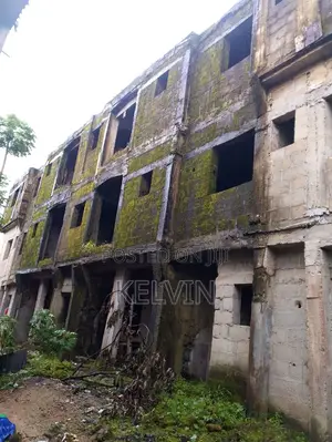11bdrm House in Obiano Close, Aba South for sale