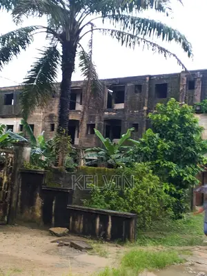 11bdrm House in Obiano Close, Aba South for sale
