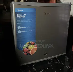 Midea HS-65L Single-Door Mini/Bar Refrigerator.