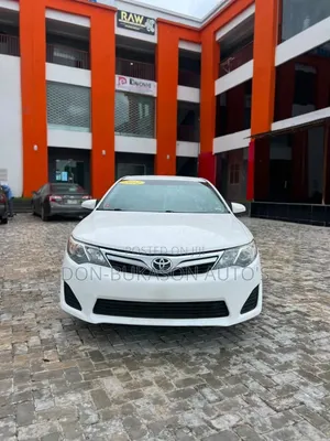 Toyota Camry XLE 4dr Sedan (2.5L 4cyl 6A) 2012 White