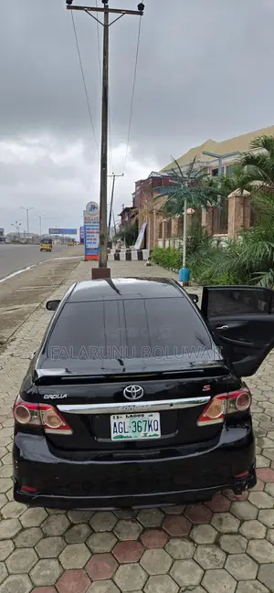 Toyota Corolla Base 4dr Sedan (1.8L 4cyl 5M) 2010 Black