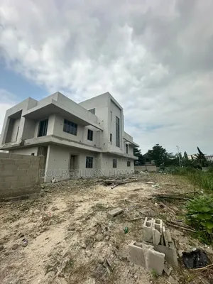 6bdrm Penthouse in Pinnock Beach Estate for sale