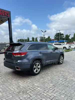 Toyota Highlander XLE 4x4 V6 (3.5L 6cyl 8A) 2018 Blue