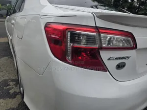 Toyota Camry SE 4dr Sedan (2.5L 4cyl 6A) 2013 White