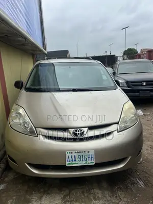Toyota Sienna LE 2009 Gold