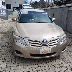 Toyota Camry LE 4dr Sedan (2.5L 4cyl 6AM) 2010 Gold