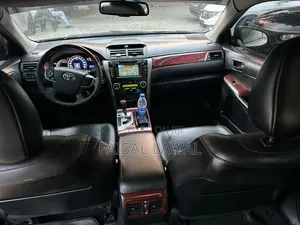Toyota Camry XLE V6 4dr Sedan (3.5L 6cyl 6A) 2013 Gold