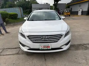 Hyundai Sonata Base Sedan FWD (2.4L 4cyl 6A) 2017 White
