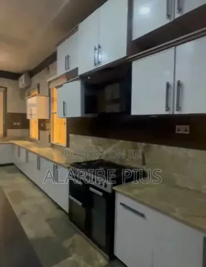 8bdrm Mansion in Estate, Katampe for sale