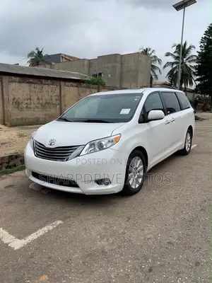 Toyota Sienna XLE 8-Passenger 4dr Minivan (3.5L 6cyl 6A) 2015 White