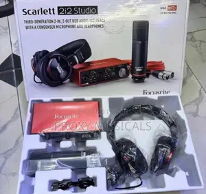 Focusrite Scarlett 2i2 Soundcard, Microphone Headphone Bundle