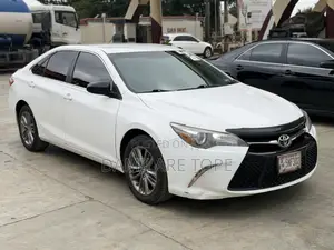 Toyota Camry SE 4dr Sedan (2.5L 4cyl 6A) 2017 White