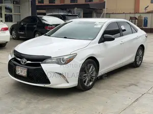 Toyota Camry SE 4dr Sedan (2.5L 4cyl 6A) 2017 White