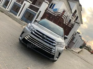 Toyota Highlander XLE 4dr SUV (3.5L 6cyl 6A) 2015 Silver
