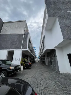 3bdrm Penthouse in Lekki County, Ikota for sale