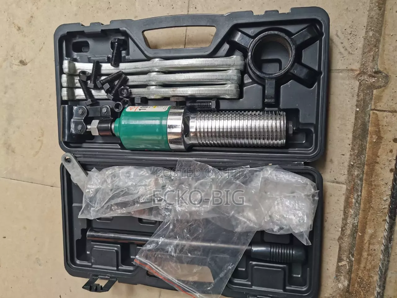Hydraulic Gear and Bearing Puller Set.