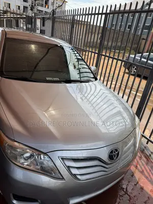 Toyota Camry LE 4dr Sedan (2.5L 4cyl 6AM) 2010 Silver