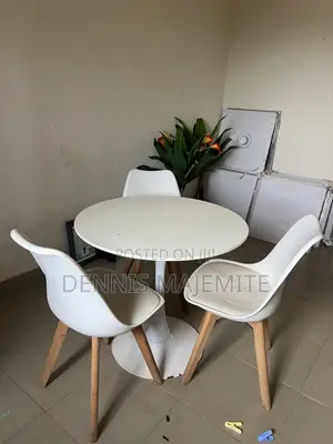 Fancy Restaurant Table With 3 Chairs
